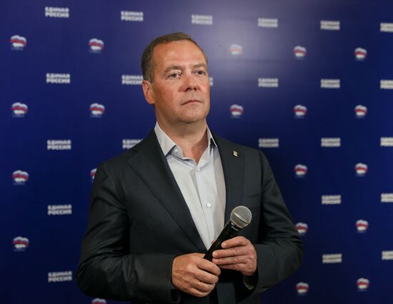 Д. Медведев встретился с региональными отделениями "Единой России"
