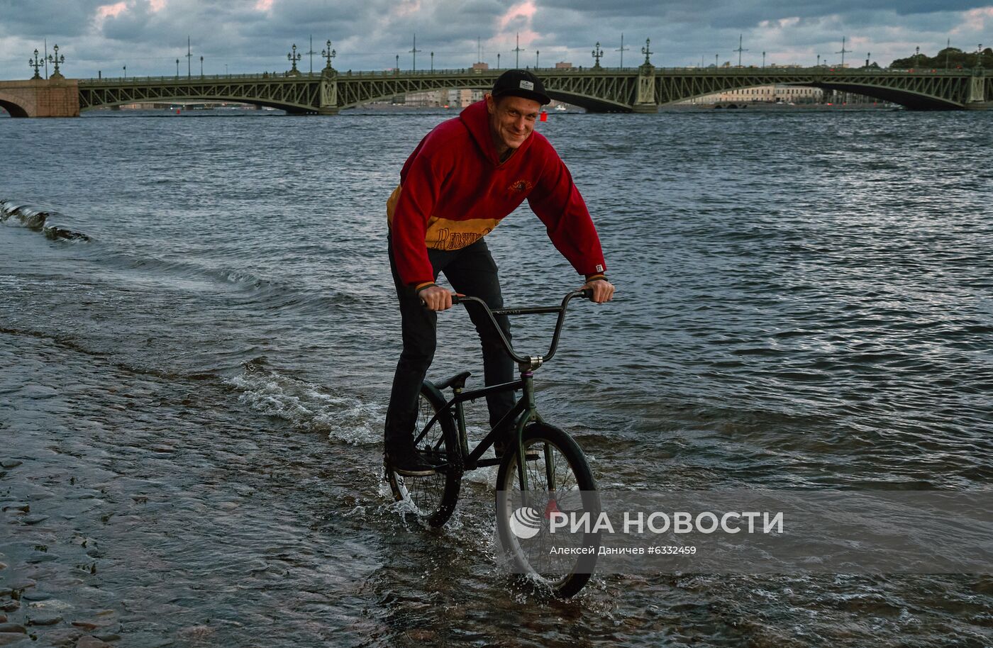 Поднятие уровня воды в Неве