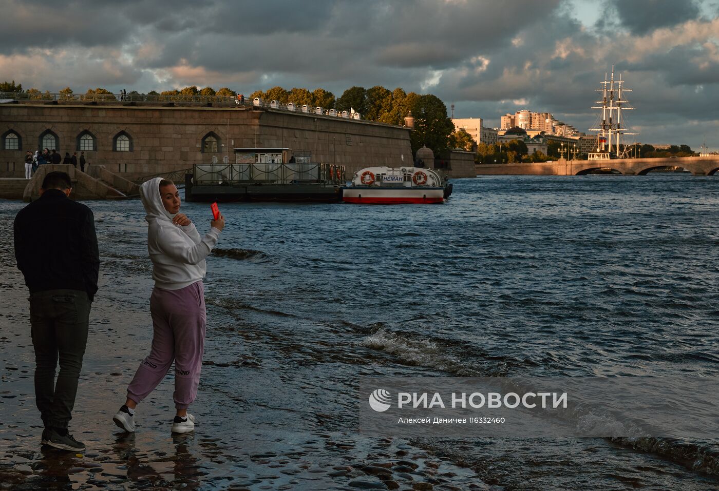 Поднятие уровня воды в Неве