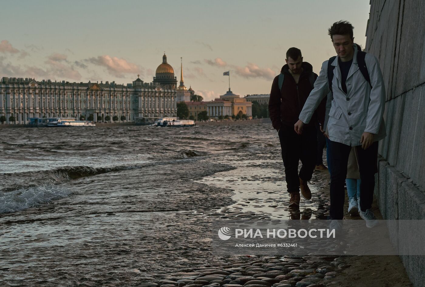 Поднятие уровня воды в Неве