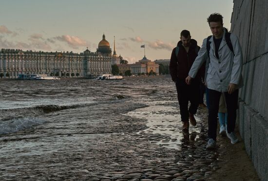 Поднятие уровня воды в Неве