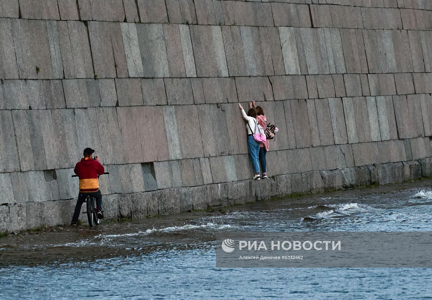 Поднятие уровня воды в Неве