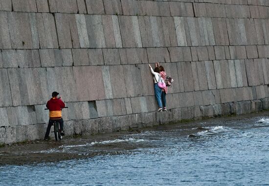 Поднятие уровня воды в Неве