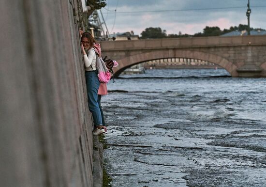 Поднятие уровня воды в Неве