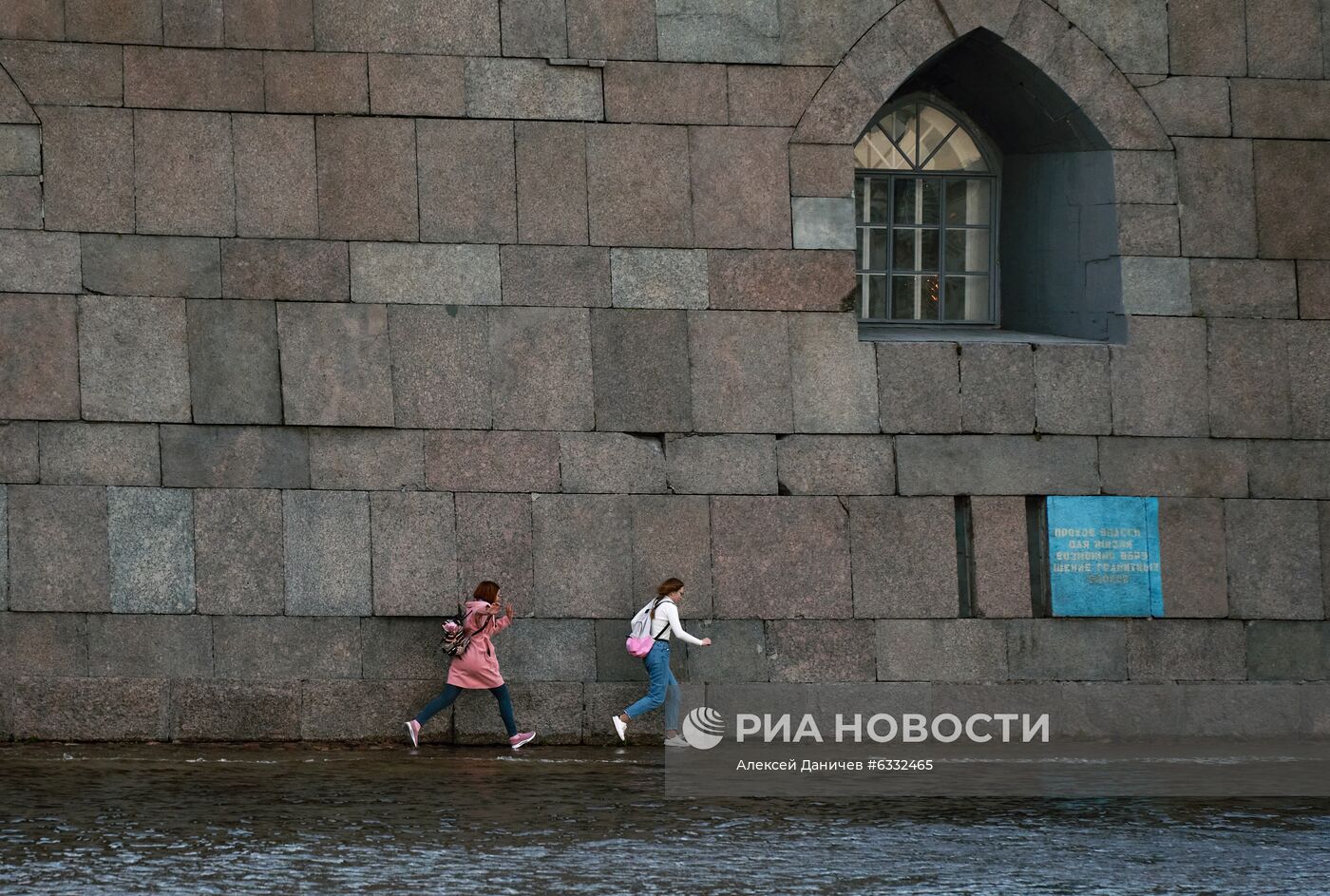 Поднятие уровня воды в Неве