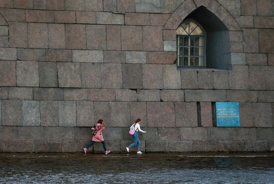 Поднятие уровня воды в Неве