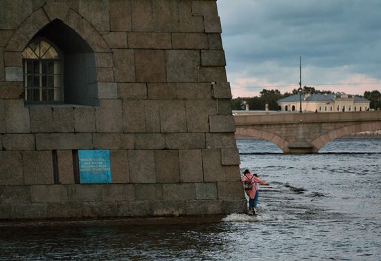 Поднятие уровня воды в Неве