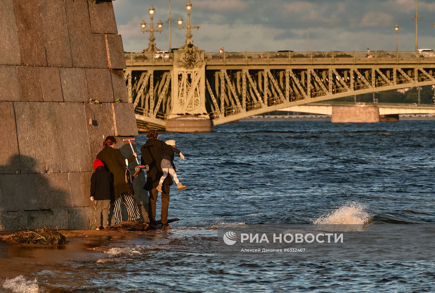 Поднятие уровня воды в Неве