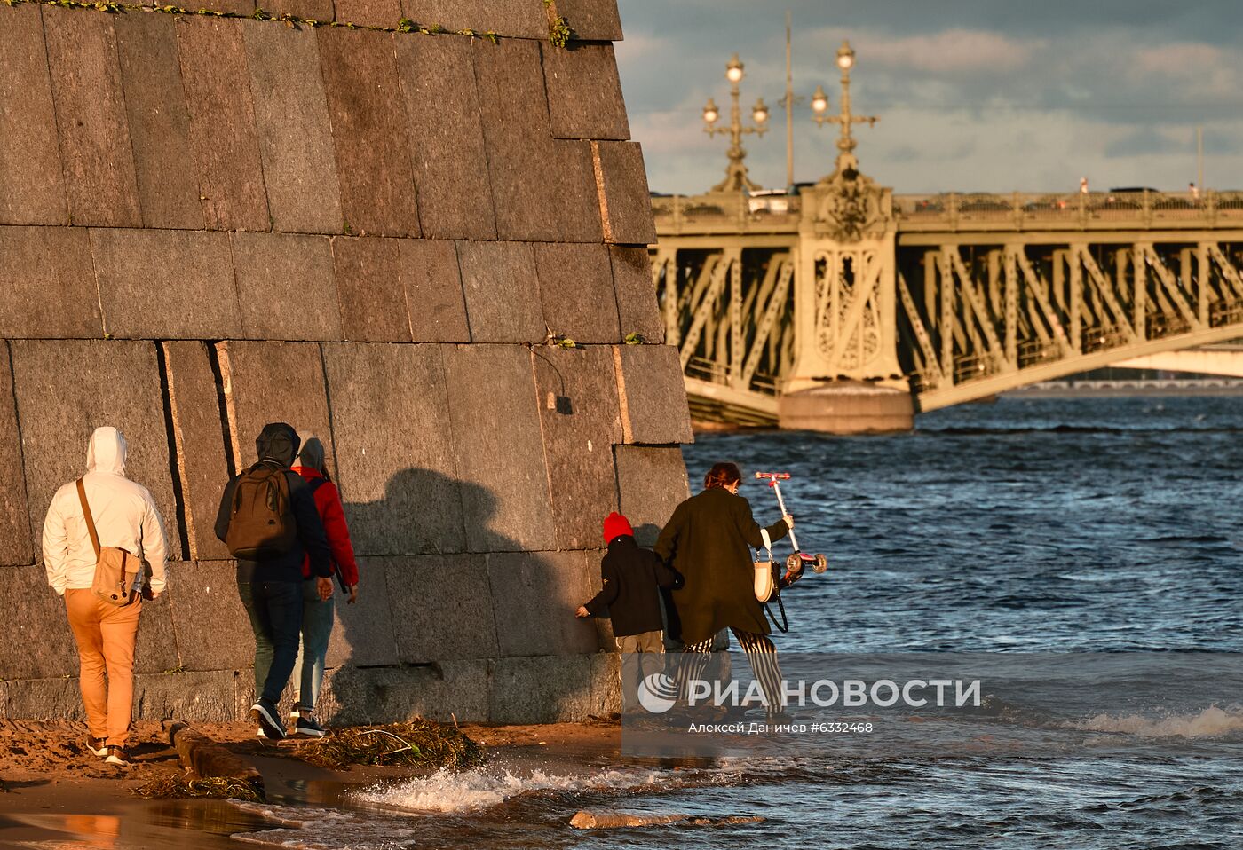 Поднятие уровня воды в Неве