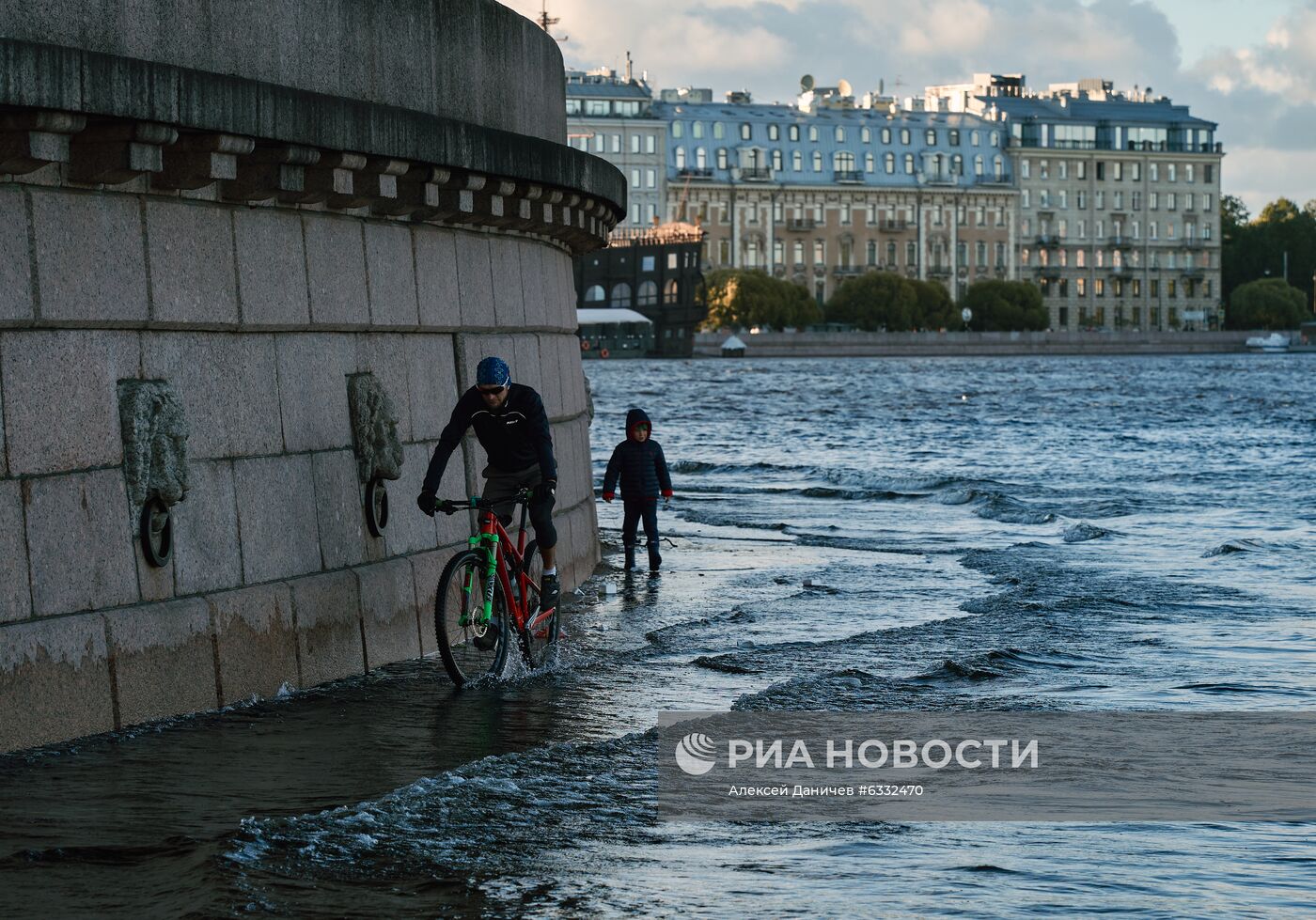 Поднятие уровня воды в Неве