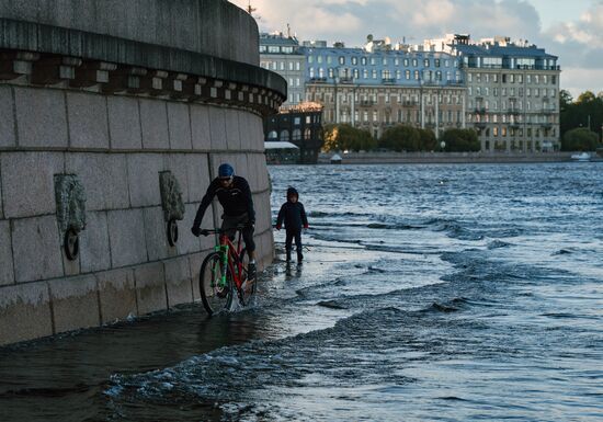 Поднятие уровня воды в Неве