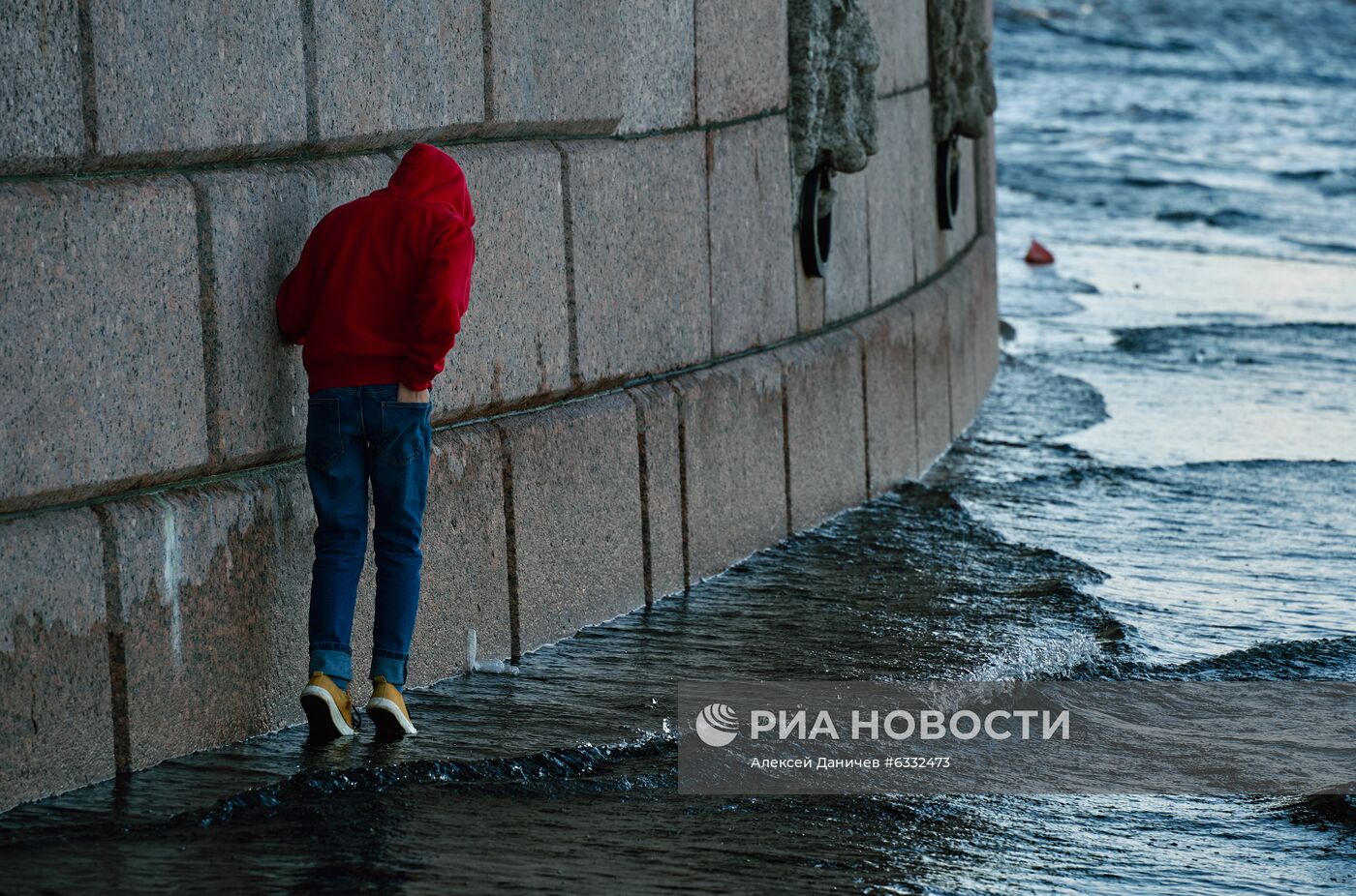 Поднятие уровня воды в Неве