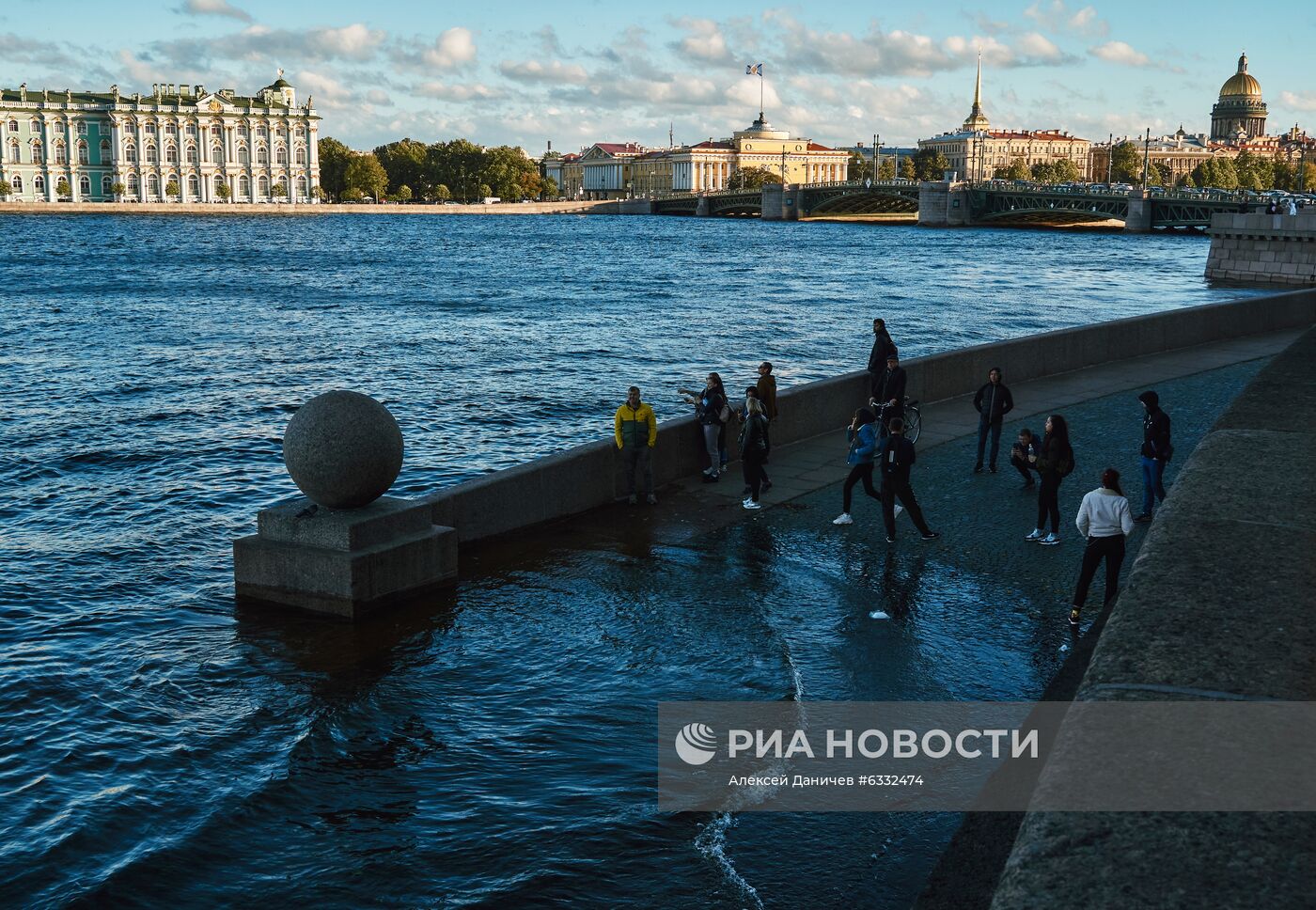 Поднятие уровня воды в Неве