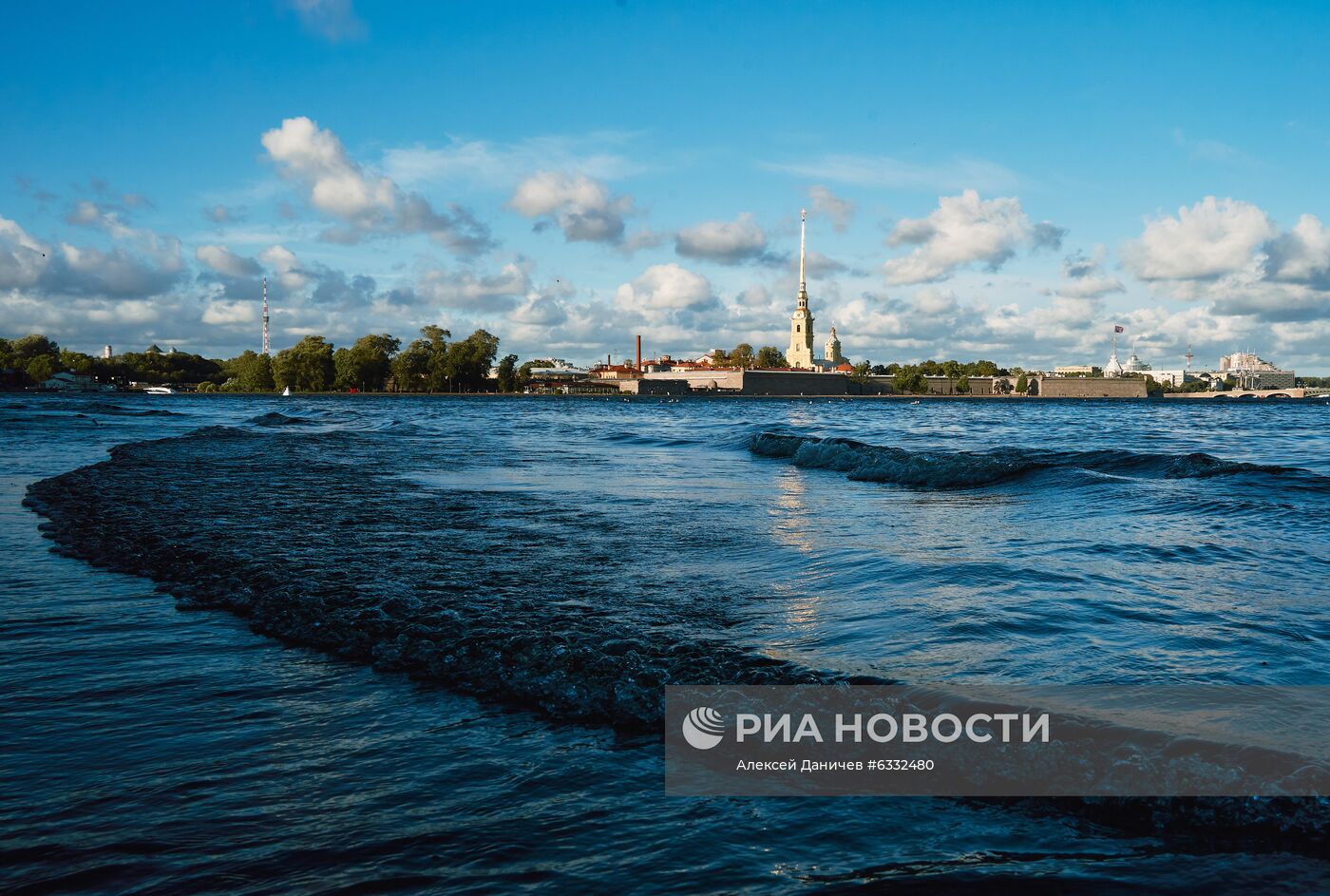 Поднятие уровня воды в Неве