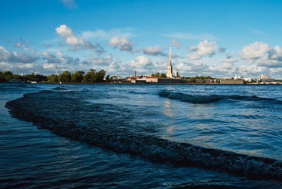 Поднятие уровня воды в Неве