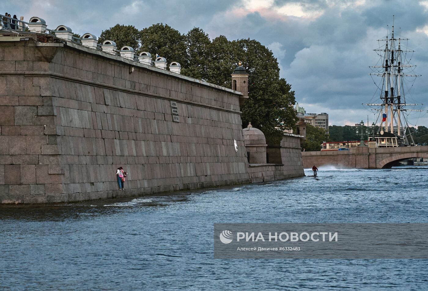 Поднятие уровня воды в Неве