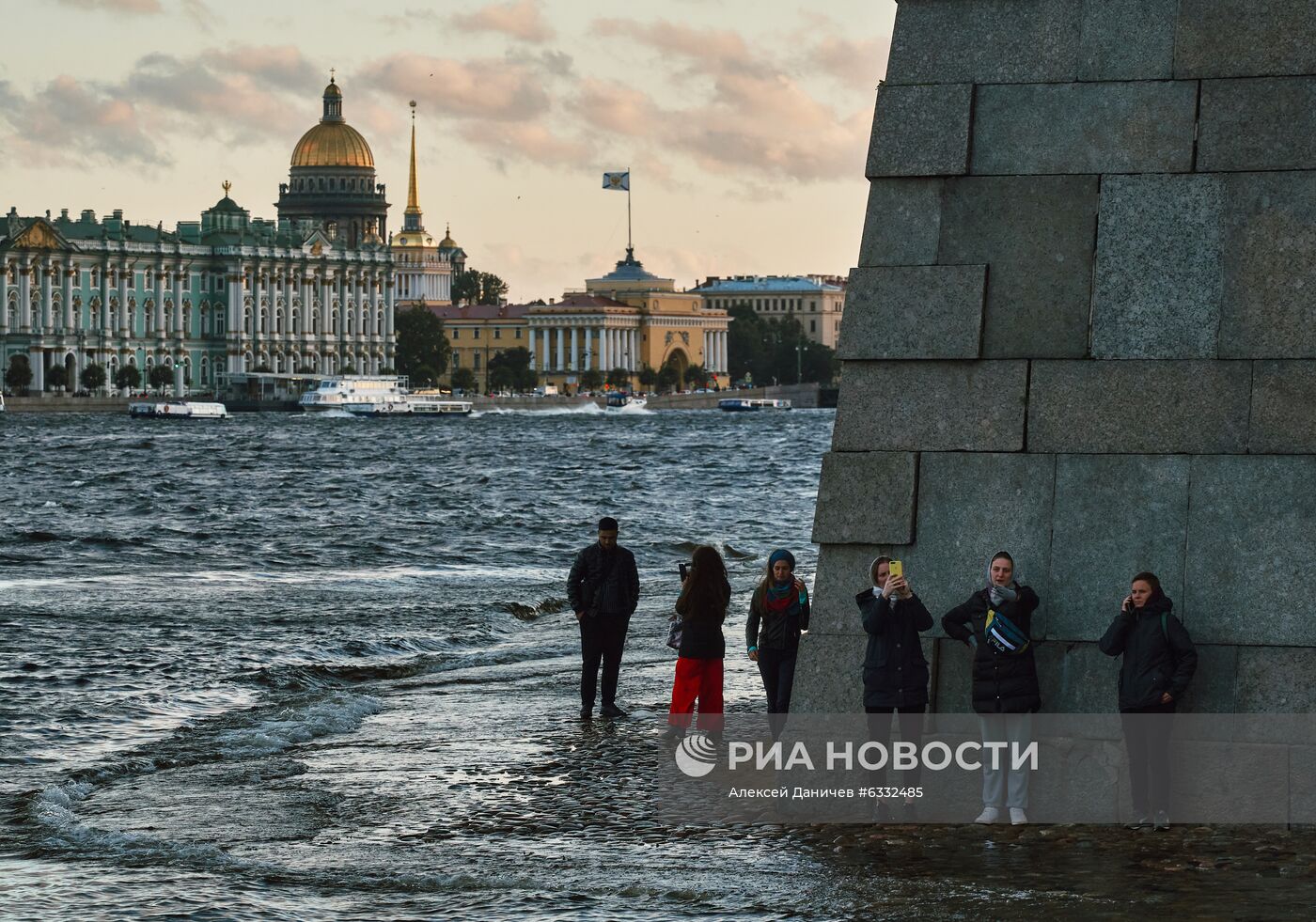 Поднятие уровня воды в Неве