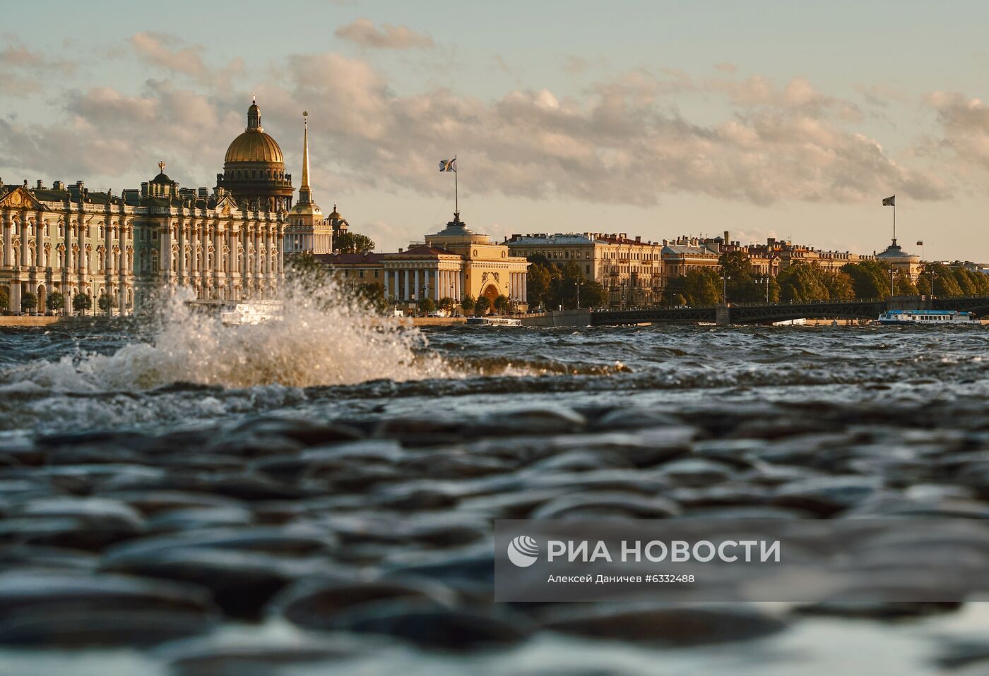 Поднятие уровня воды в Неве