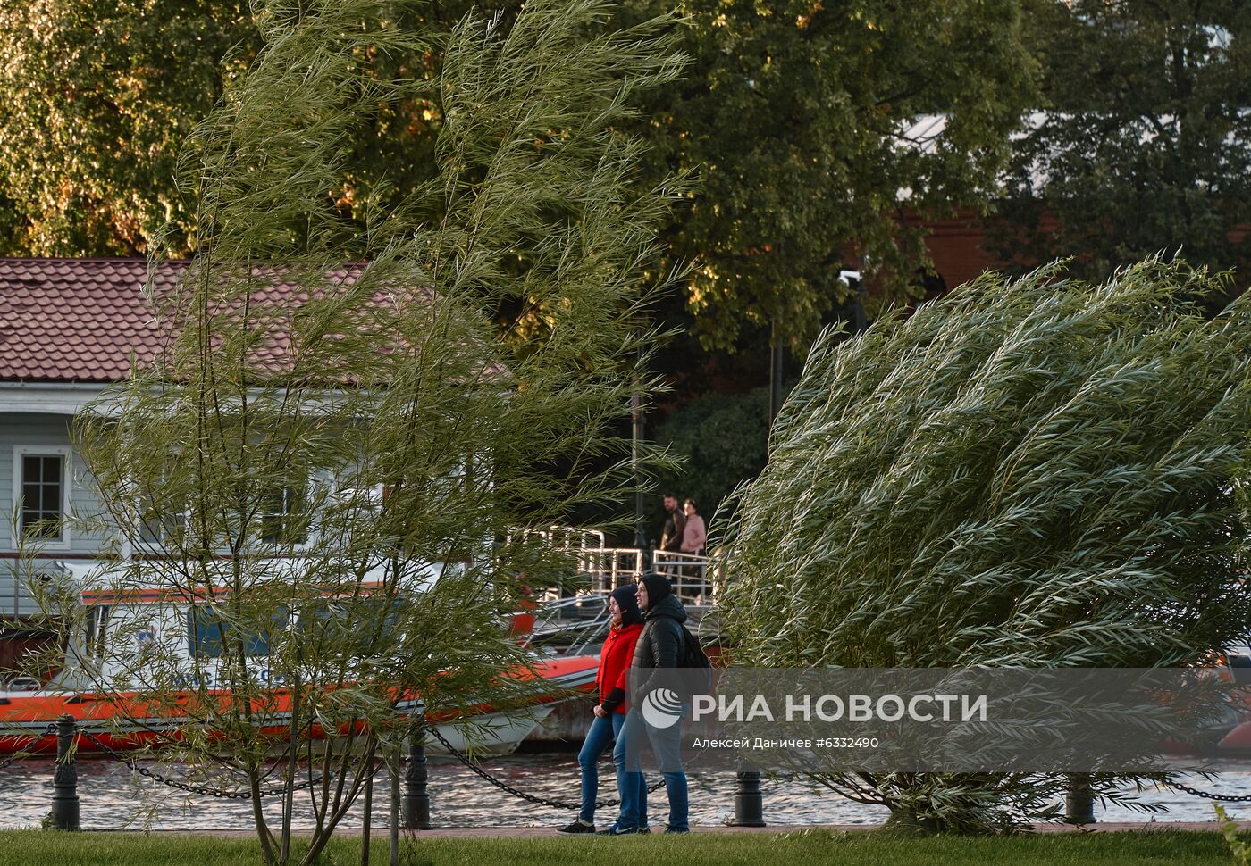 Поднятие уровня воды в Неве