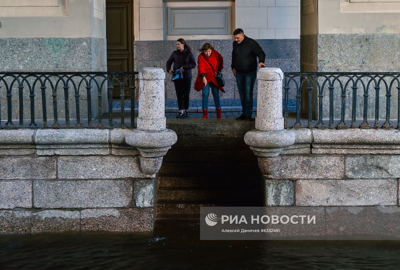 Поднятие уровня воды в Неве