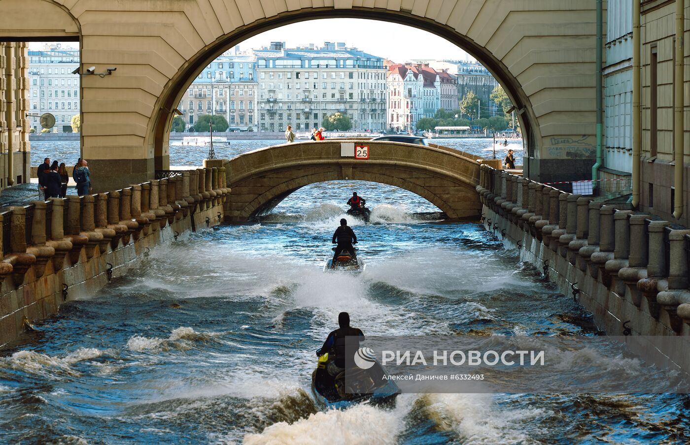 Поднятие уровня воды в Неве