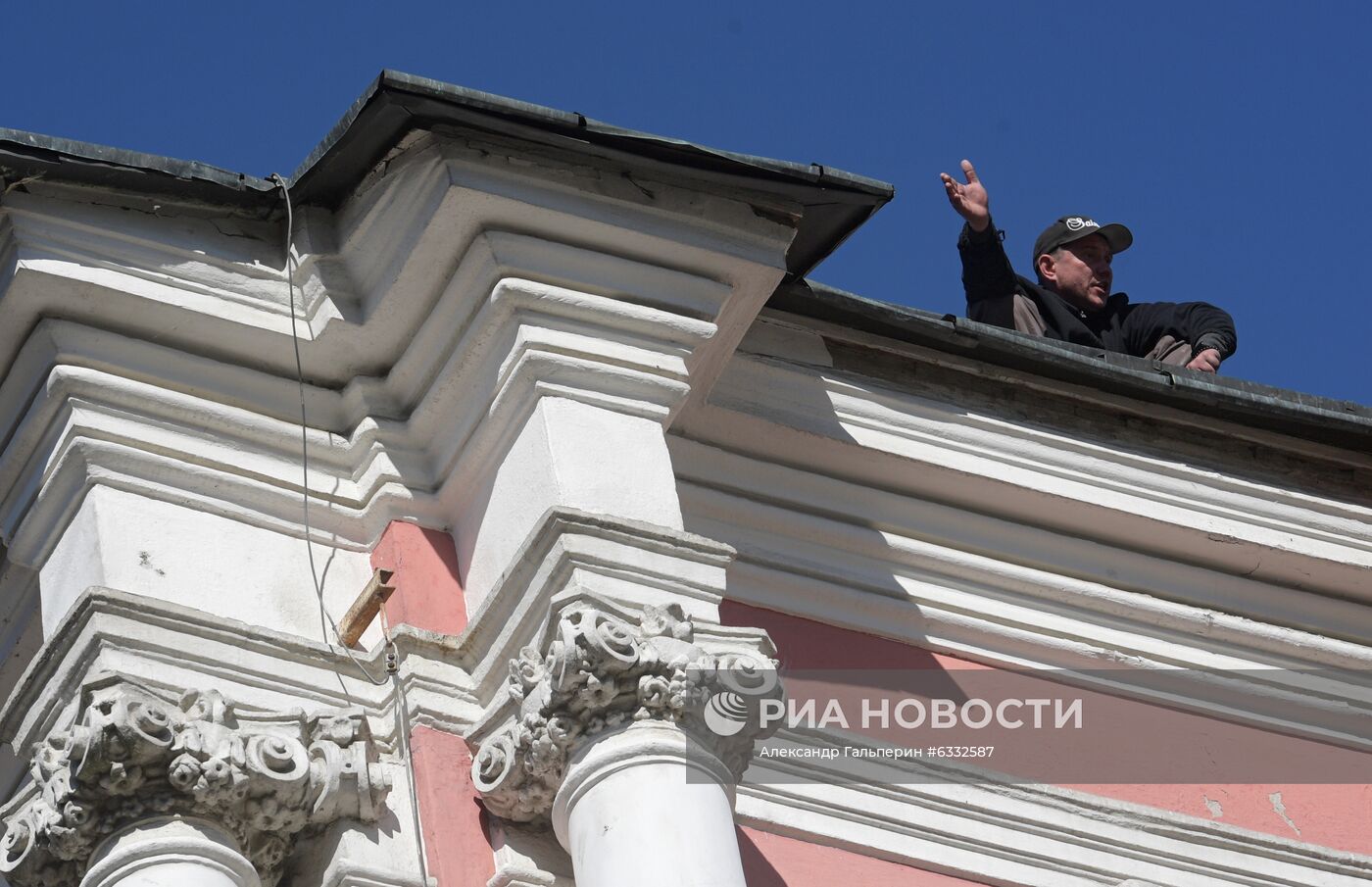 В Петербурге мужчина забрался на крышу Александро-Невской лавры