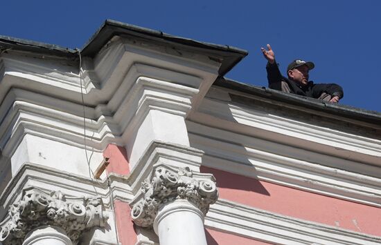 В Петербурге мужчина забрался на крышу Александро-Невской лавры