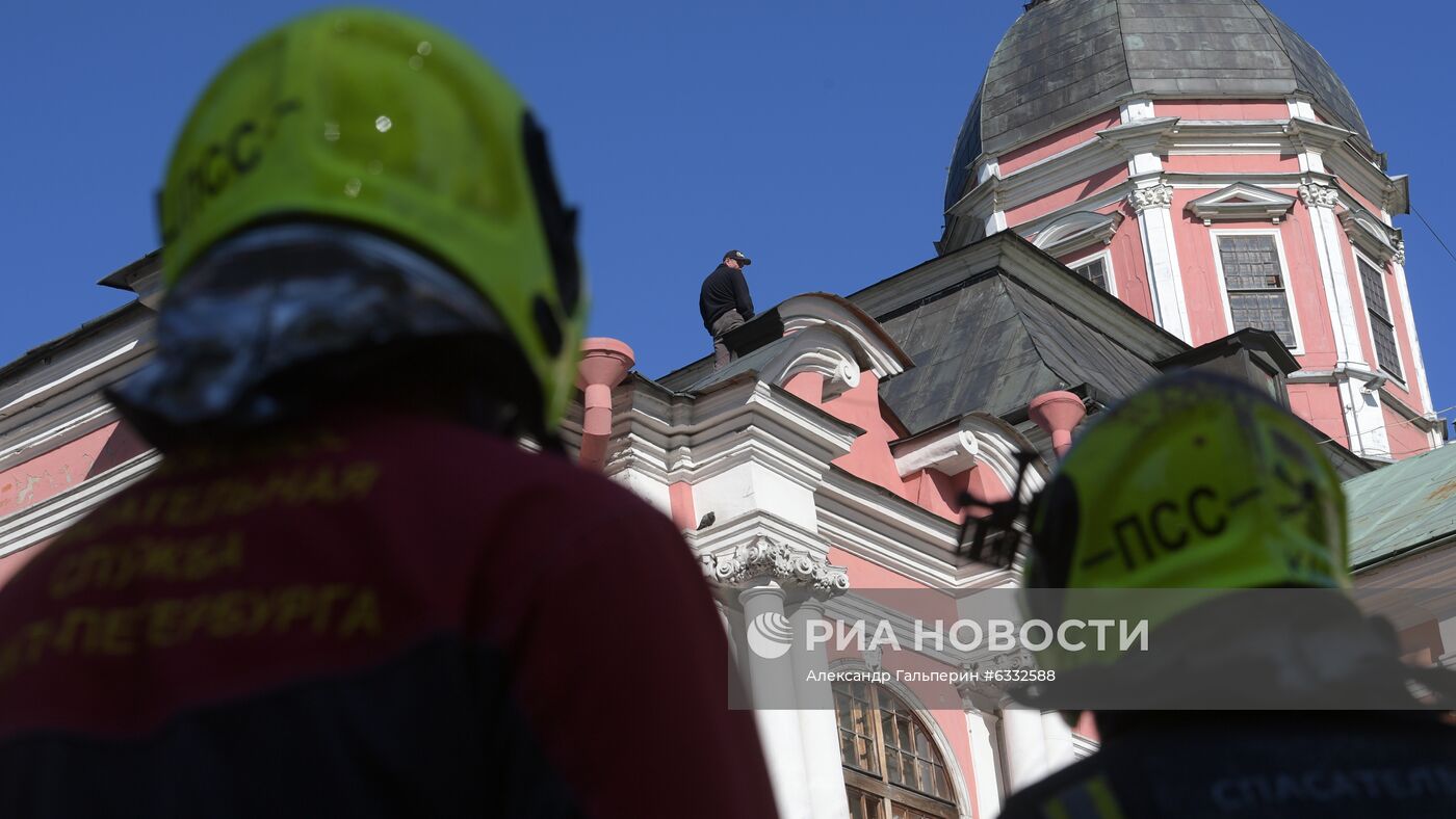 В Петербурге мужчина забрался на крышу Александро-Невской лавры