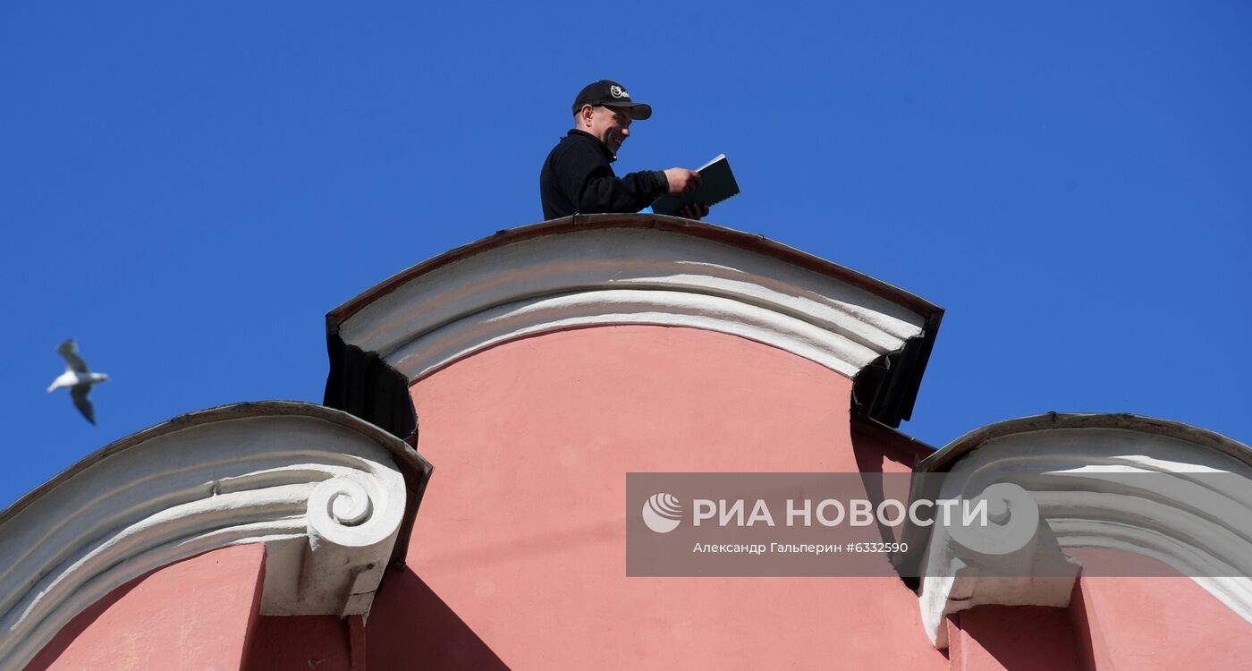 В Петербурге мужчина забрался на крышу Александро-Невской лавры