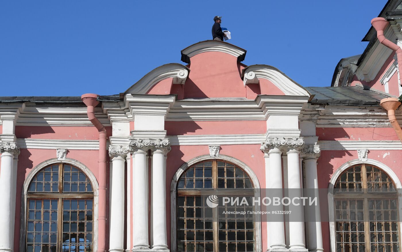 В Петербурге мужчина забрался на крышу Александро-Невской лавры