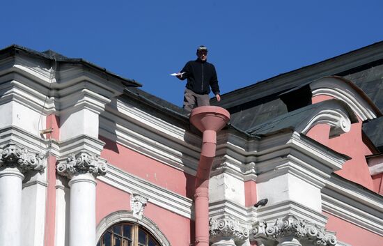 В Петербурге мужчина забрался на крышу Александро-Невской лавры