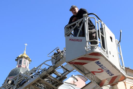 В Петербурге мужчина забрался на крышу Александро-Невской лавры