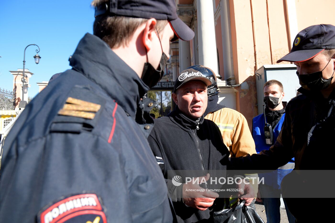 В Петербурге мужчина забрался на крышу Александро-Невской лавры