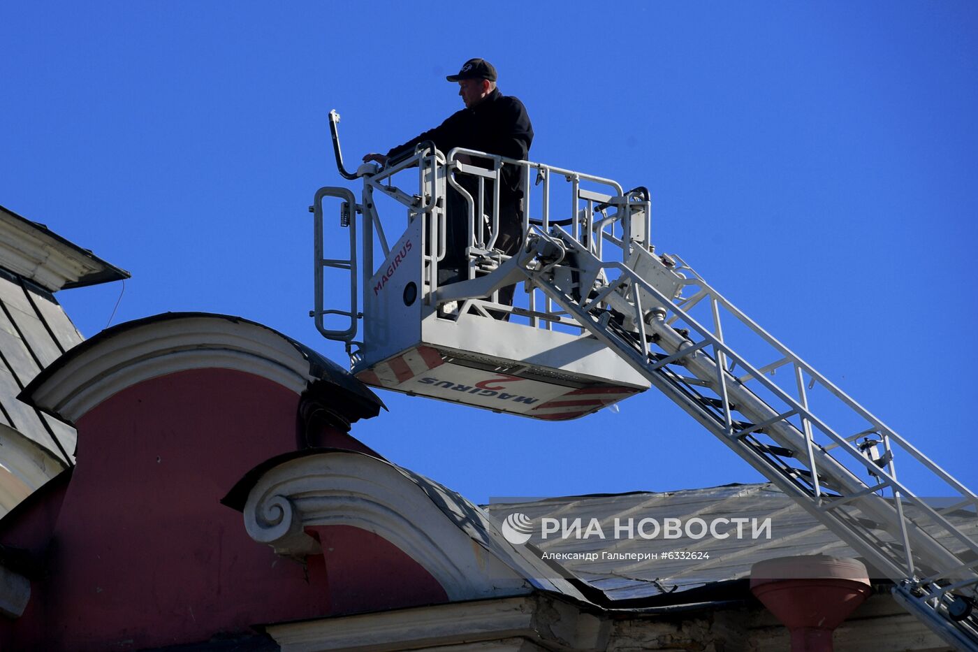 В Петербурге мужчина забрался на крышу Александро-Невской лавры