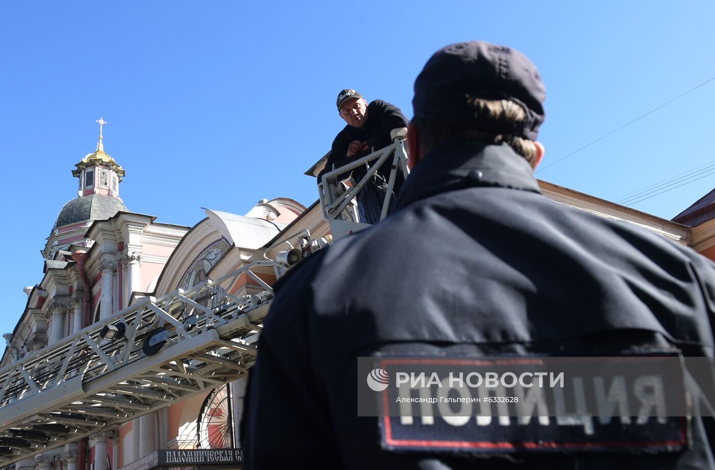 В Петербурге мужчина забрался на крышу Александро-Невской лавры