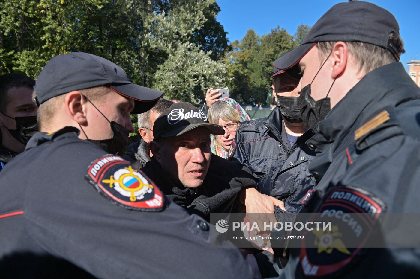 В Петербурге мужчина забрался на крышу Александро-Невской лавры