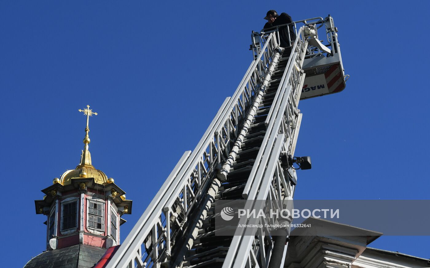 В Петербурге мужчина забрался на крышу Александро-Невской лавры