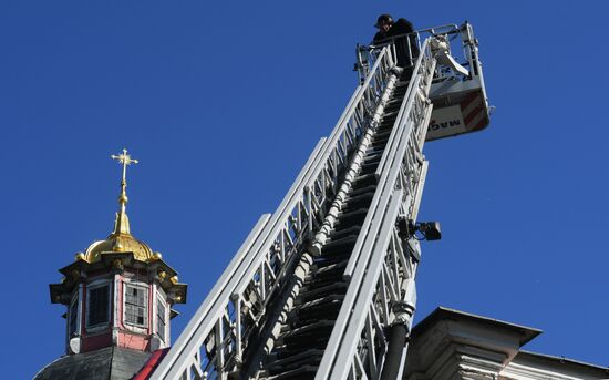 В Петербурге мужчина забрался на крышу Александро-Невской лавры