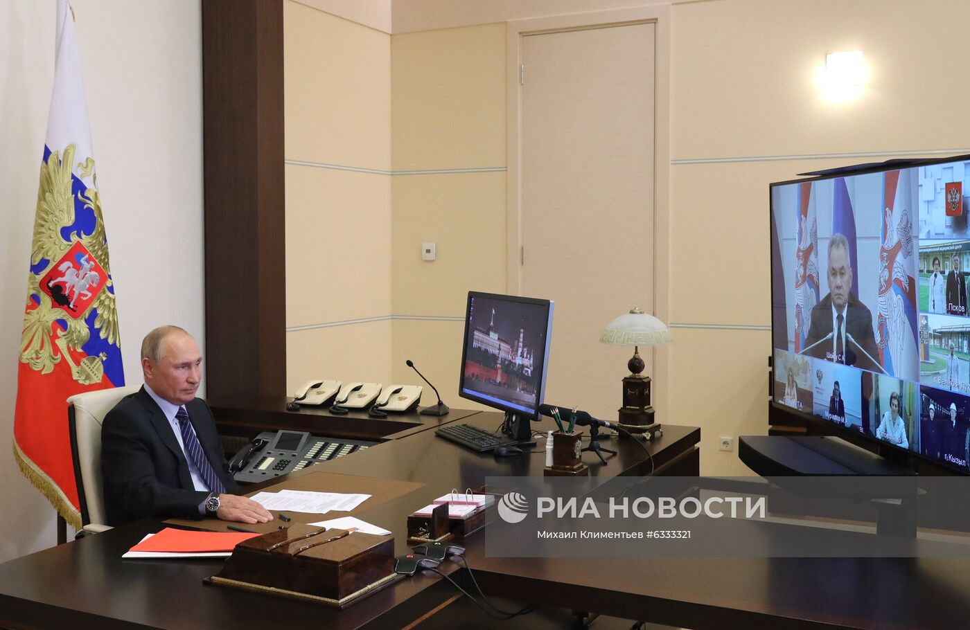 Президент РФ В. Путин открыл медицинские центры Минобороны для лечения пациентов с COVID-19