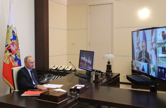 Президент РФ В. Путин открыл медицинские центры Минобороны для лечения пациентов с COVID-19