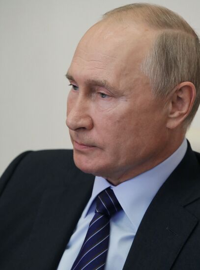 Президент РФ В. Путин открыл медицинские центры Минобороны для лечения пациентов с COVID-19