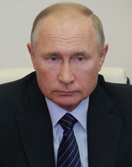 Президент РФ В. Путин открыл медицинские центры Минобороны для лечения пациентов с COVID-19