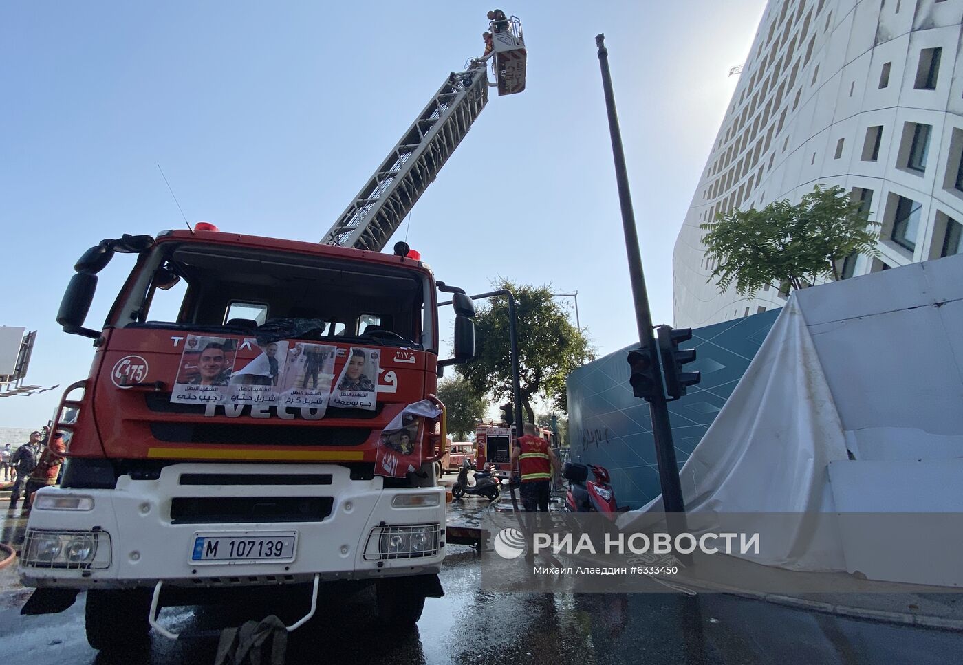 Пожар произошел в строящемся торговом центре в Бейруте