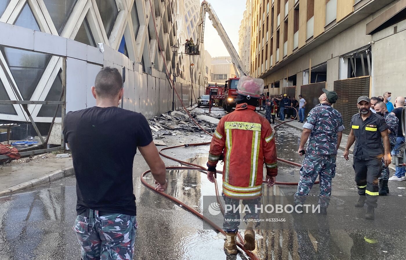 Пожар произошел в строящемся торговом центре в Бейруте