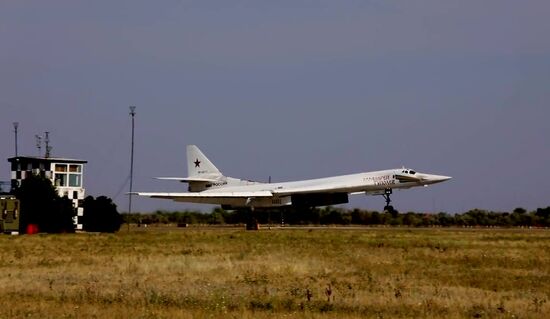 Стратегические ракетоносцы Ту-160 выполнили полет над Балтийским морем