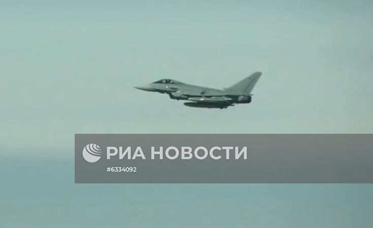 Стратегические ракетоносцы Ту-160 выполнили полет над Балтийским морем