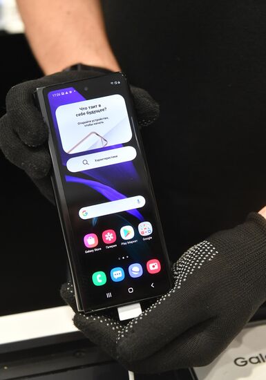 Новый смартфон с гибким экраном Samsung Galaxy Z Fold2