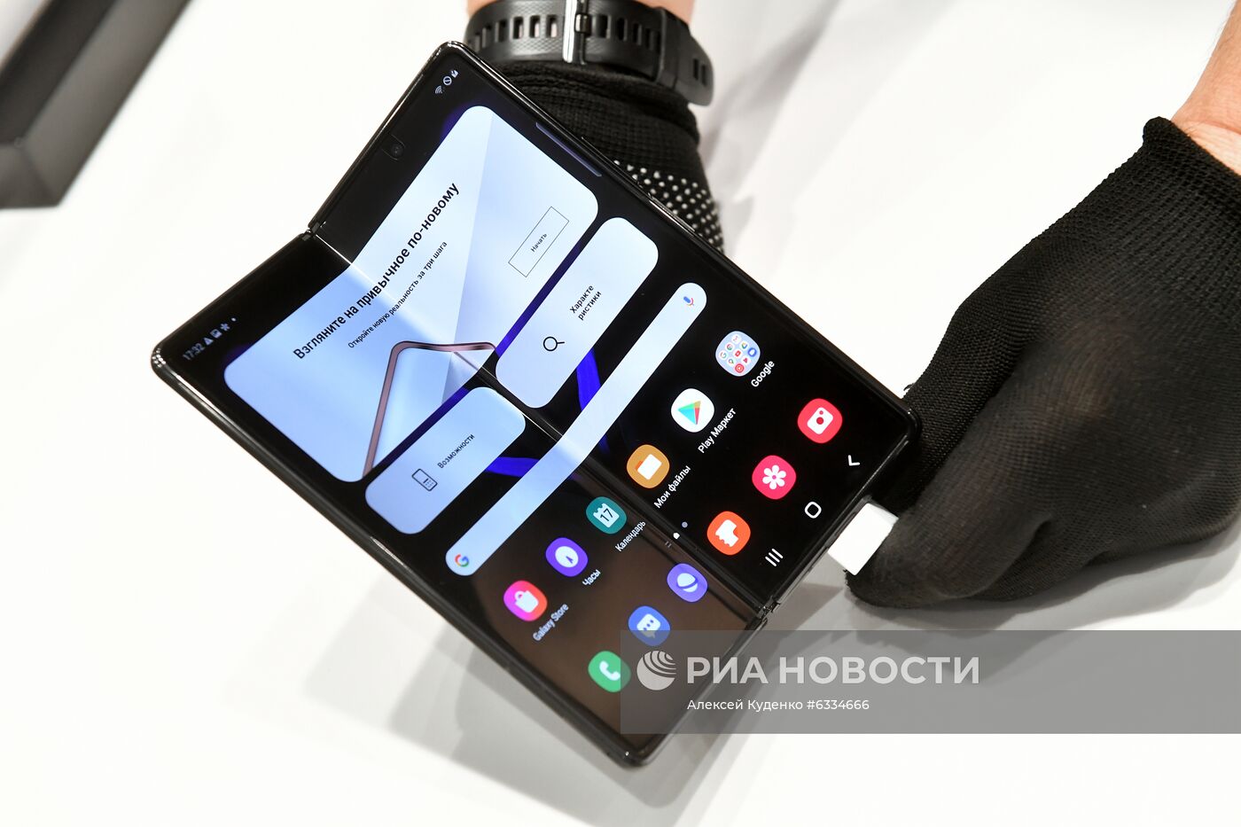 Новый смартфон с гибким экраном Samsung Galaxy Z Fold2 | РИА Новости  Медиабанк