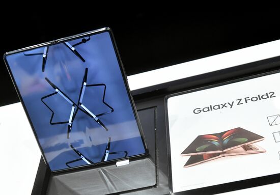 Новый смартфон с гибким экраном Samsung Galaxy Z Fold2