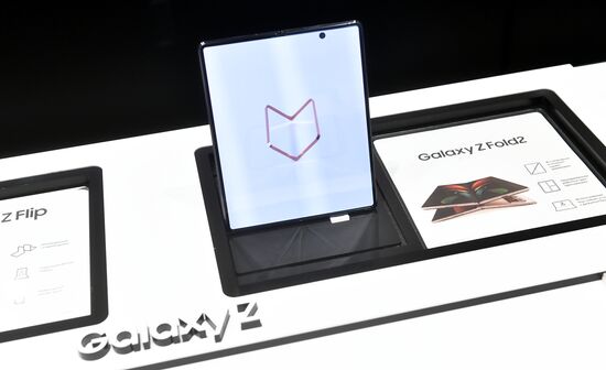 Новый смартфон с гибким экраном Samsung Galaxy Z Fold2